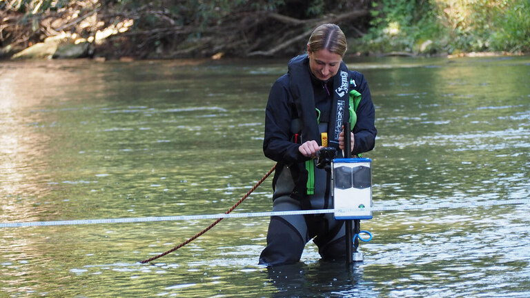 Abflussmessung in Oberflächengewässern Erfassung des Durchflusses mit NivuFlow Stick
